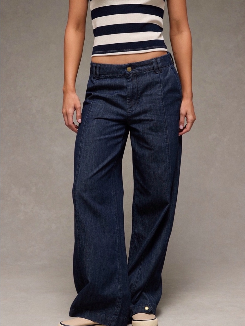 NWOT....Womens American Eagle convertible trouser jeans. Never worn,SZ4 DKNAVY